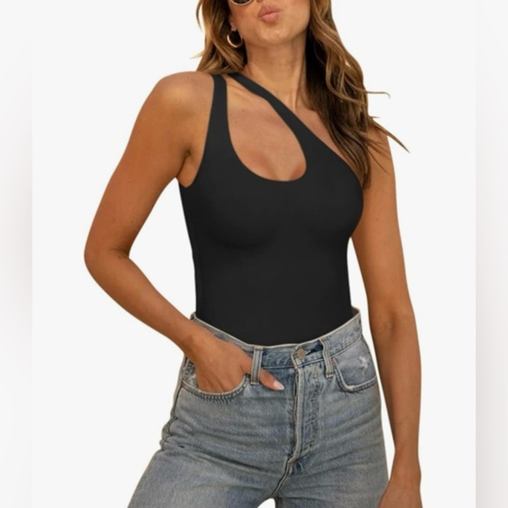 ReoRia Black One-Shoulder Bodysuit